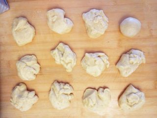 维尼熊跳跳虎挤挤小面包,用厨房秤辅助，分成12个大小相当的块，揉圆
