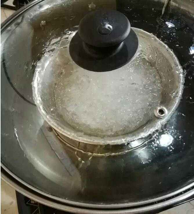 火龙果燕窝
,将泡好的燕窝放入不锈钢碗内，加入纯净水，水量没过燕窝即可。汤锅内加入清水没没过蒸架，盖上锅盖大火至水沸腾后将碗饭锅内蒸架上，转温火慢炖10~15分钟。