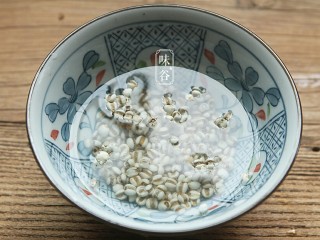 莲子百合薏米银耳羹,薏米用水浸泡1小时。