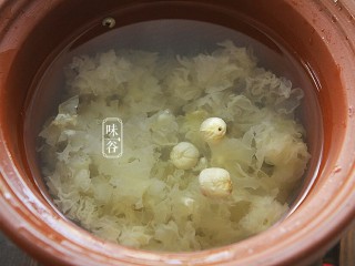 莲子百合薏米银耳羹,加入2倍多的水。