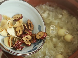莲子百合薏米银耳羹,到银耳粘稠时放入红枣片和百合，继续炖煮1个小时。