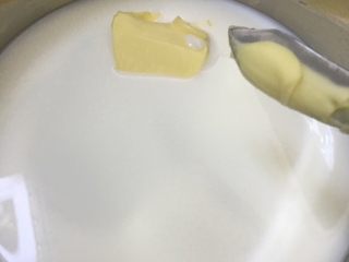 快手榴莲千层,黄油倒入牛奶里
