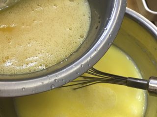 快手榴莲千层,牛奶和黄油的混合物需手温程度，不能烫手，然后把鸡蛋液倒进去