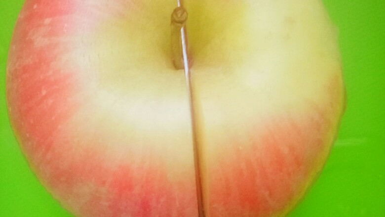 天鹅苹果拼盘,取 一 个 苹 果 对 半 切 开