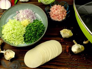 猪肉卷心菜煎饺,韭菜和卷心菜洋葱切末姜葱切末备用
