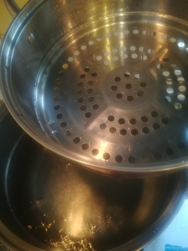 乳饼蒸火腿,锅里加水放在火上蒸涨