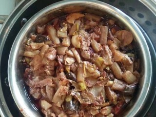芋头花炒茄子,起锅后放在盘子里  要蒸锅蒸 一到两小时  就可以吃啦