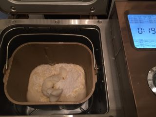 蛋黄酥,将水油皮的所有材料放入面包机（或手揉）