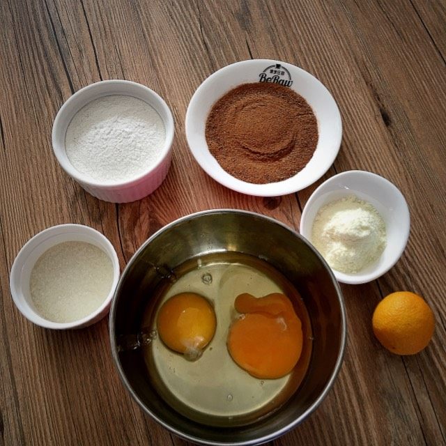 原创 | 咖啡樱桃🍒浆果纸杯蛋糕,将蛋白和蛋黄充分打散。