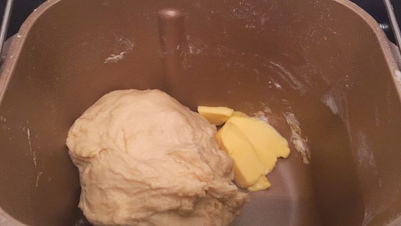 奶酪小餐包,揉至10分钟后，放入黄油