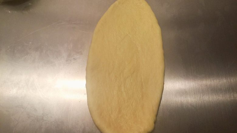 奶酪小餐包,取一面团，擀成椭圆形