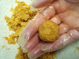 网红——咸蛋黄肉松青团,搓出15克左右的一个馅，依次搓圆备用