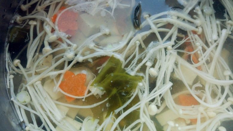 海鲜味增汤,根据容易熟的程度，下入鱼丸、金针菇，豆腐、胡萝卜，煮至八成熟