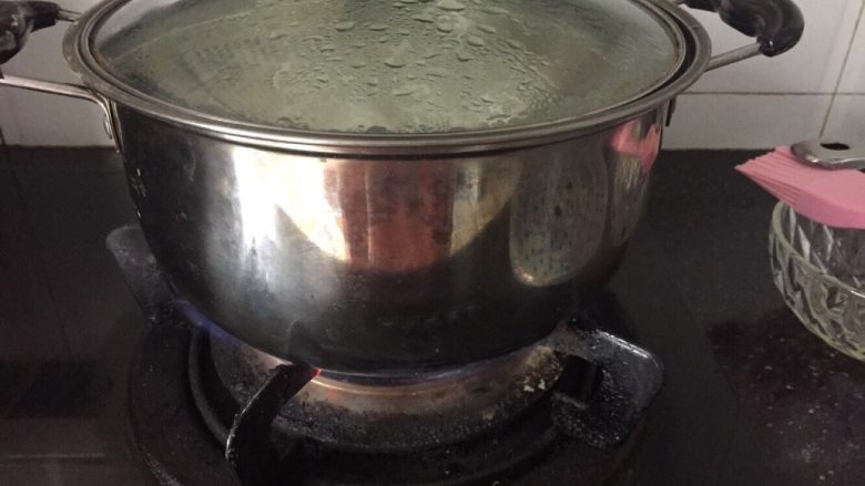 不用水洗的手工凉皮,水开后上锅中火蒸至半透明
