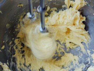 鸡尾酒磅蛋糕,软化的黄油中加糖粉（或细砂糖），用电动打蛋器打到体积膨胀，颜色变浅