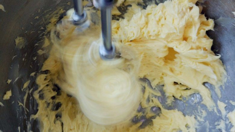 鸡尾酒磅蛋糕,软化的黄油中加糖粉（或细砂糖），用电动打蛋器打到体积膨胀，颜色变浅