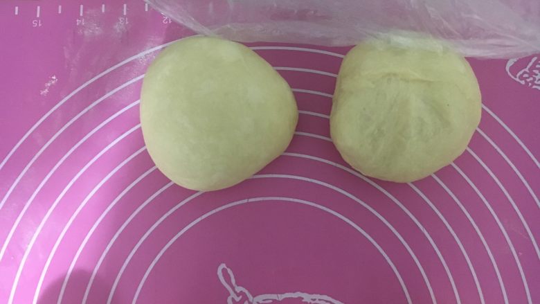 椰油小餐包,剩下的面团可以平均分成两个团