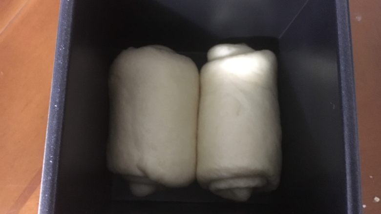 椰油小餐包,擀成长方形卷起放在水立方吐司盒里