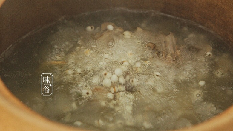 冬瓜薏米老鸭汤,加大约2升的水，大火煮开后转小火煲1小时。