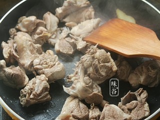 冬瓜薏米老鸭汤,  烧热2汤匙油， 鸭肉再下锅，加两三片姜一起，将鸭中的水分炒干，以除去鸭肉剩余的膻味。