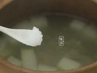 冬瓜薏米老鸭汤,关火前加入适量的食盐和少许胡椒粉调味即可。
