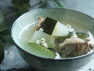 冬瓜薏米老鸭汤,冬瓜皮可以去的，但是清热的功效都在皮里。