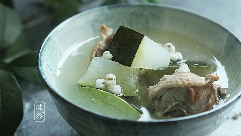 冬瓜薏米老鸭汤,冬瓜皮可以去的，但是清热的功效都在皮里。