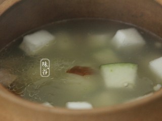 冬瓜薏米老鸭汤,1小时后加入冬瓜继续煲半小时。