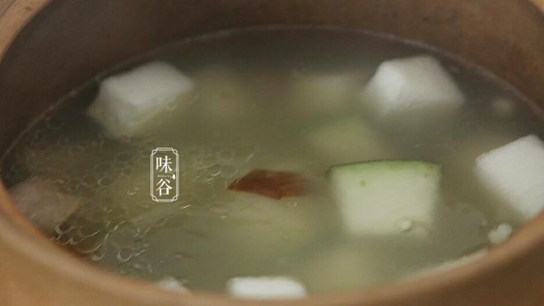 冬瓜薏米老鸭汤,1小时后加入冬瓜继续煲半小时。