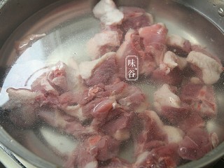 冬瓜薏米老鸭汤,老鸭肉放入锅里，加清水煮开，沸水中氽烫1分钟；