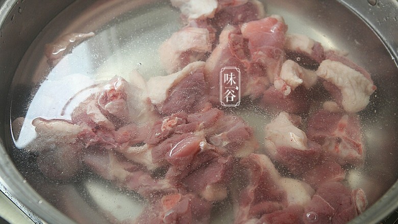 冬瓜薏米老鸭汤,老鸭肉放入锅里，加清水煮开，沸水中氽烫1分钟；