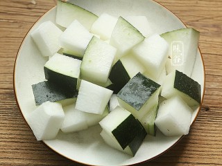 冬瓜薏米老鸭汤,冬瓜擦去瓜皮上的白霜，去籽，洗净切成块。