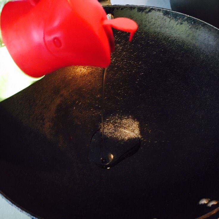黑木耳炒黄芽菜,倒油，看看我这个不漏油的油壶。