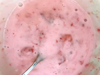草莓酸奶杯，吃出生活好营养,加入酸奶拌匀称。
