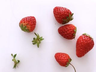 草莓酸奶杯，吃出生活好营养,准备好草莓与酸奶，酸奶没入镜。^_^