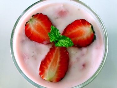草莓酸奶杯，吃出生活好营养,或者切两个草莓放上面，再加薄荷叶装饰，美美哒。