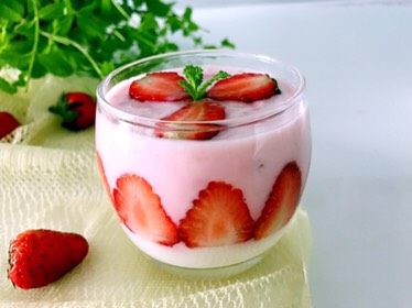草莓酸奶杯，吃出生活好营养,成品。