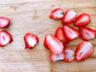 草莓酸奶杯，吃出生活好营养,清洗干净，去蒂切片（1-2mm）备用。