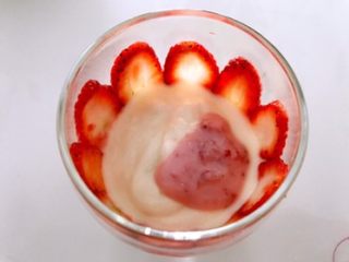 草莓酸奶杯，吃出生活好营养,装入杯中。
