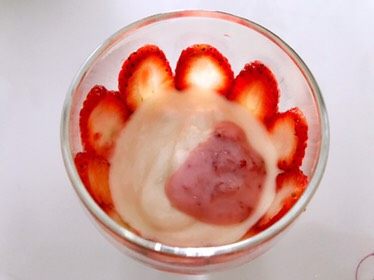 草莓酸奶杯，吃出生活好营养,装入杯中。