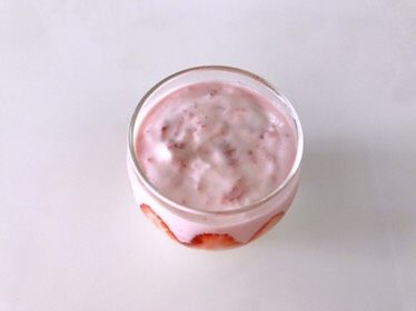 草莓酸奶杯，吃出生活好营养,装满。