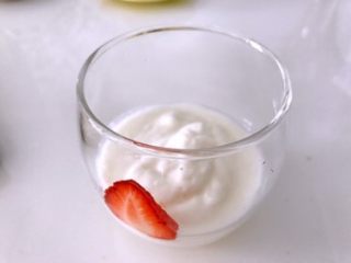 草莓酸奶杯，吃出生活好营养,将酸奶倒入杯中三分之一，草莓片紧贴在杯子内壁上，贴一圈，一定要贴紧。
