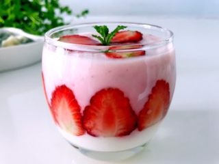 草莓酸奶杯，吃出生活好营养,近照。
