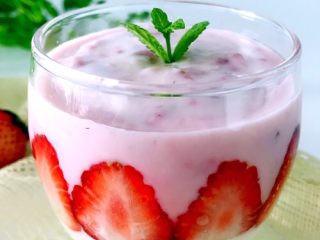 草莓酸奶杯，吃出生活好营养,薄荷叶轻放在上面装饰。