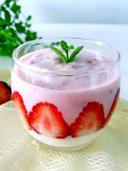 草莓酸奶杯，吃出生活好营养,薄荷叶轻放在上面装饰。