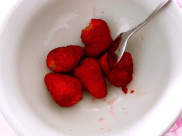 草莓酸奶杯，吃出生活好营养,一部分草莓压碎。（因为有果粒在，这样吃起来才有草莓的口感，如果不喜欢的可以加酸奶一起打成奶昔）