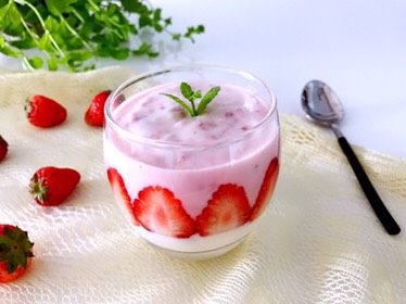 草莓酸奶杯，吃出生活好营养