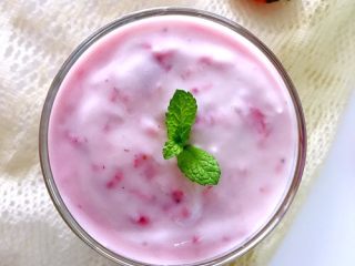 草莓酸奶杯，吃出生活好营养,看，满满的果粒。