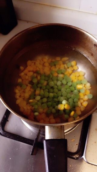 一碗浓油赤酱🉐️葱油面,玉米粒，青豆粒焯水放置一旁备用。