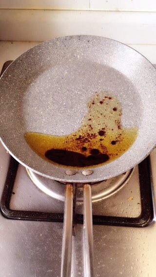 一碗浓油赤酱🉐️葱油面,平底锅内倒入之前的葱油和葱油酱汁，烧热。